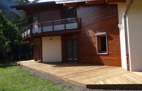 Réalisation terminée : terrasse en harmonie avec l'esthétisme d'ensemble de la maison 