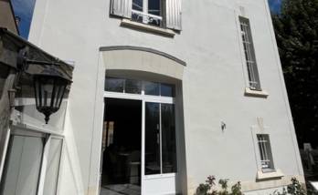 Aménagement extérieur rénové avec remplacement de la fenêtre par une porte fenêtre et création d'un accès sur la terrasse - Nantes 44