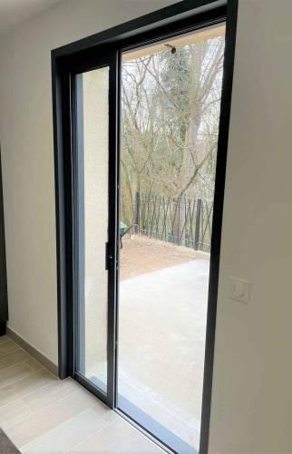 Nouvelle porte fenêtre coulissante dans la cuisine Création d'une grande baie vitrée dans le salon (Yerres 91330)