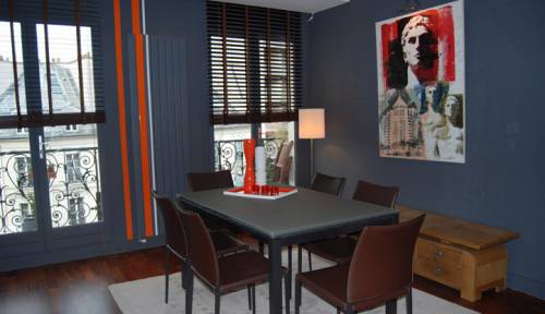 Peinture foncée dans salon Libourne