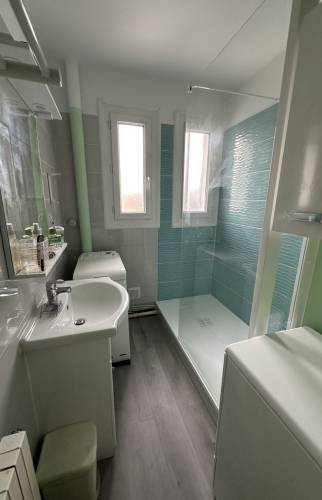 Salle de bain douche bleue La Maison Des Travaux Nîmes