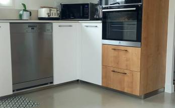 Meuble toute hauteur qui permet de nombreux rangements 