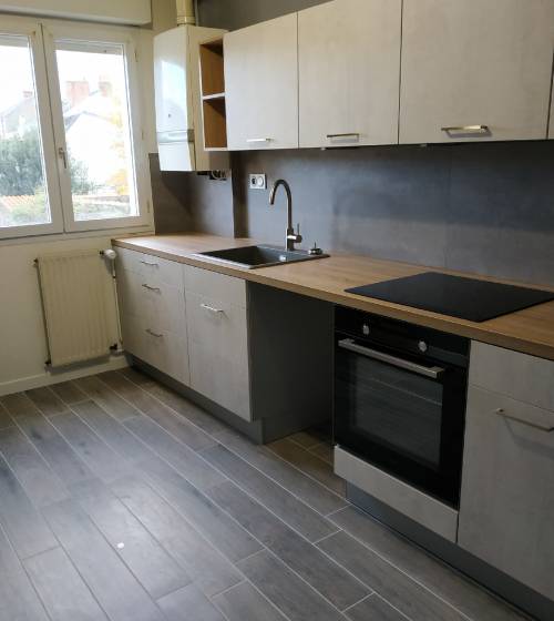 Rénovation de cuisine avec revêtement sd en lames PVC clipsables et agencement cuisine en linéaire sur Auriol '13390)