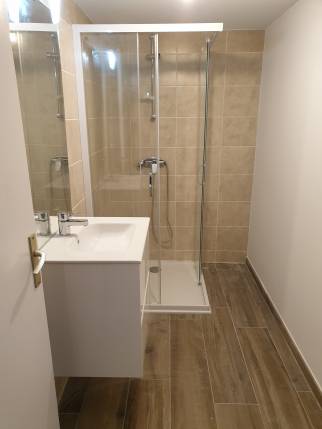 Création d'une salle de bain avec douche dans une longère