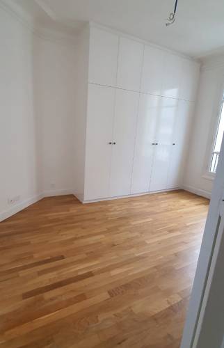 Dressing sur mesure toute hauteur dans une chambre à coucher - Versailles
