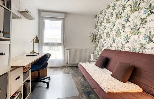 La chambre rénovée en bureau