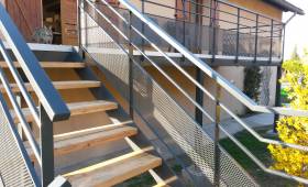 Un nouveau balcon et de beaux escaliers, mélange de bois et de métal