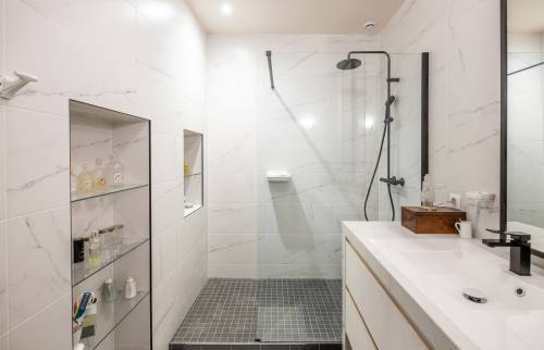 Douche à l'italienne avec niches de rangement intégrées, Paris 16e.