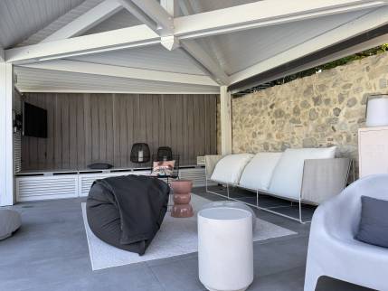 un pool house pour passer du bon temps en famille et entre amis