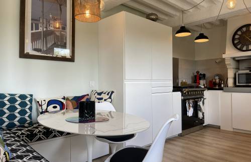 La cuisine rénovée avec le coin repas