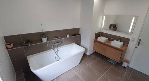 Rénovation de salle de bain avec baignoire semi-îlot et meuble vasque - Gretz-Armainvilliers 77220