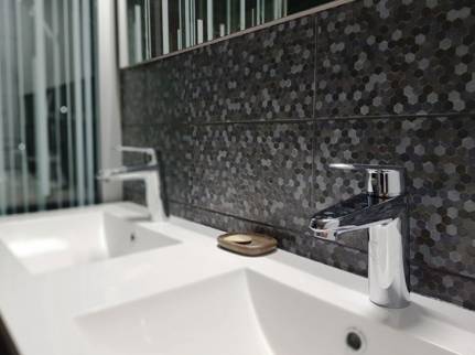 salle de bain fonctionnelle et élégante dans un appartement à Poissy