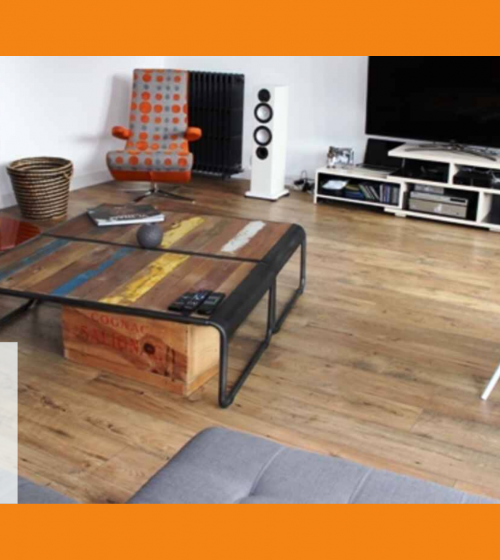 Un salon chaleureux à Foulayronnes, sublimé par un parquet haut de gamme et des murs parfaitement rénovés.