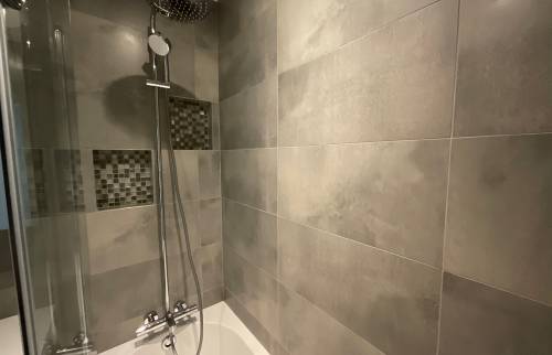 Détail colonne de douche dans la baignoire