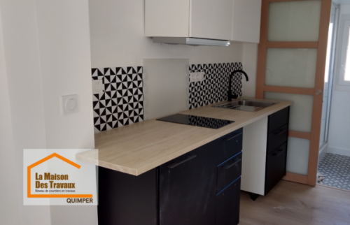 Transformation d’une cuisine d’appartement à Quimper avec nouveau plan de travail, mobilier contemporain et optimisation de l’espace de vie.