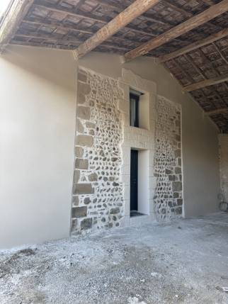 Façade en pierre apparente rénovée - Alixan 26300