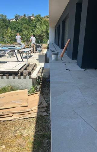 Aménagement de terrasse à Voiron avec pose soignée d’un revêtement extérieur moderne et durable.
