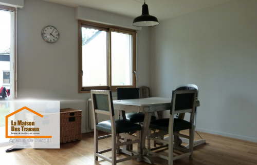 Salle à manger rénovée près de Luxeuil – Ambiance épurée et lumineuse avec mobilier rustique et parquet bois. Un espace convivial parfait pour les repas en famille.