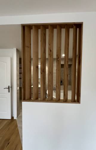 un claustra sur mesure pour délimiter l'espace bain au Chesnay