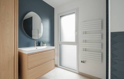 Surélévation à Vertou (44120) : un nouvel espace de vie en ossature bois - salle de bain