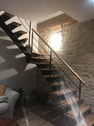 Pose d'un escalier noir et bois