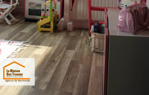 Un sol chaleureux et résistant pour une chambre ludique sous les toits : idéal pour aménager des combles avec style.