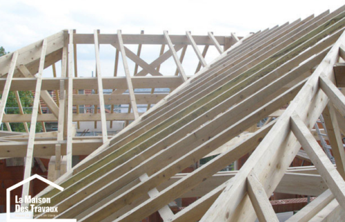 Assemblage e la structure en bois avant protection et couverture