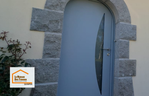 Détail d’une porte d’entrée contemporaine posée à Plomelin avec finitions soignées et intégration élégante à la façade existante.