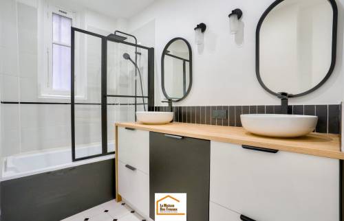 salle de bain dans l'appartement rénové