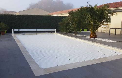 Terrasse de piscine à Corme Royal