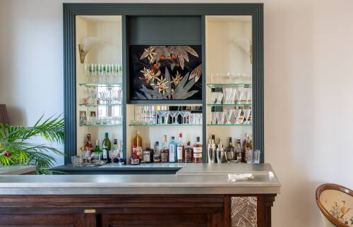 Élégance classique : Bar en bois restauré à Paris 8e.