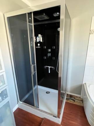 Ancienne cabine de douche avant travaux de rénovation de salle de bain - Nantes 44