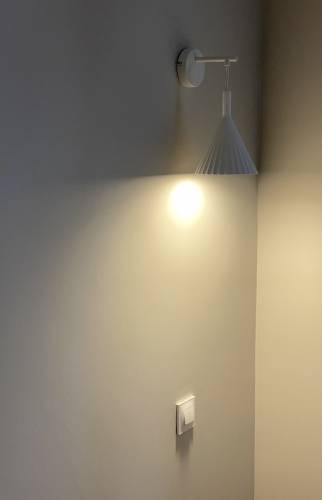 Les derniers centimètres avec la pose des appliques murales 