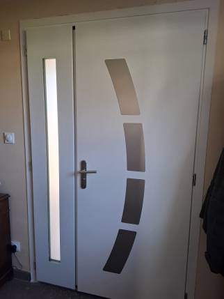 Rénovation de menuiserie avec pose d'une porte d'entrée isolante vue intérieure - Lagnieu 01150