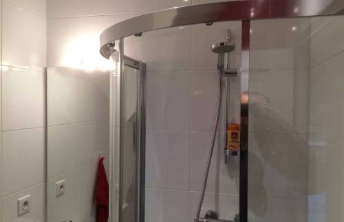 Mise en place d'une douche dans une petite salle de bain à Caen