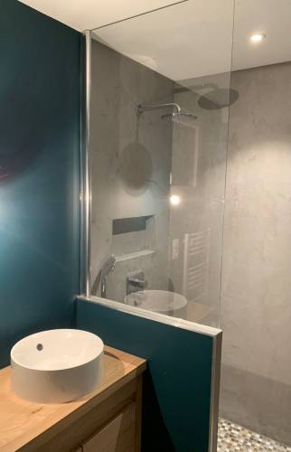 Focus nouvelle SDE avec parois béton ciré, paroi protection sur muret et meuble vasque à Crécy-la-Chapelle - 77580 -