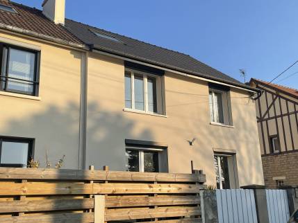 Façade sur rue après ravalement (Lion-sur-Mer 14780)