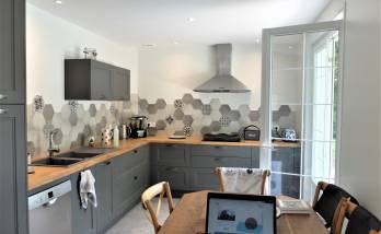 Cuisine rénovée et agrandie dans une villa de l’ouest lyonnais avec crédence carrelée et verrière d’atelier