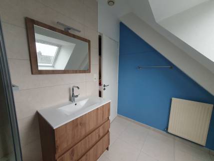 Rénovation de salle d’eau à Bruz terminée avec meuble vasque spacieuse
