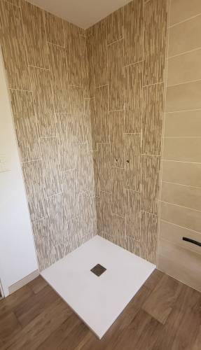 Pose d'une douche de plain-pied dans une salle de bain en rénovation - Montauban 82000