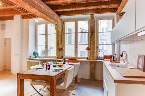 Réhabilitation complète d’un plateau de 60 m pour le transformer en appartement destiné à la location meublée à Lyon, quartier Saint Paul