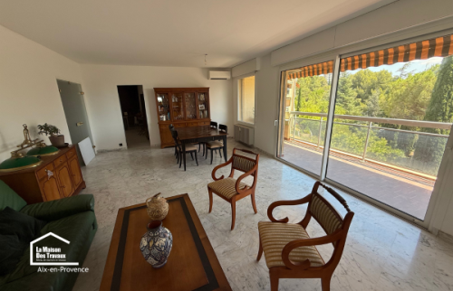 Séjour spacieux rénové dans le cadre d'une rénovation complète d'appartement à Aix-en-Provence avec une belle ouverture sur l'extérieur.