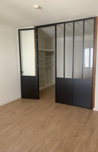 Salon d'un appartement avec verrière (porte ouverte) à ALÉS 30100