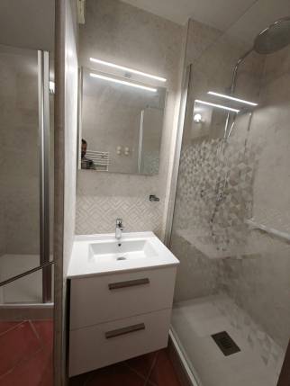 Rénovation de salle de bain avec meuble vasque moderne et douche ouverte - Nantes Orvault 44