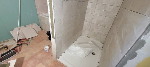 La pose de la faïence est en cours