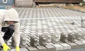 Pose des pavés extérieurs pour l’aménagement d’une cour près de Saint-Brieuc – chantier La Maison Des Travaux