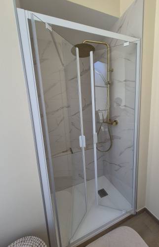 Douche avec corps encastré