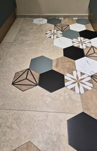 Carreaux hexagonaux enchevêtrés dans le carrelage 80x80