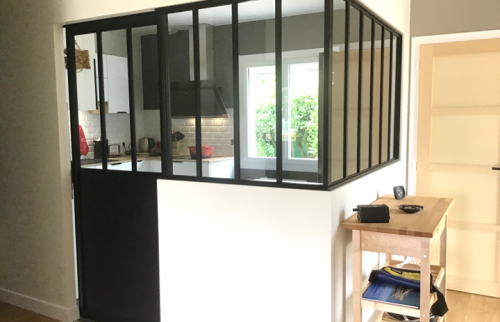 Verrière d'atelier avec porte coulissante