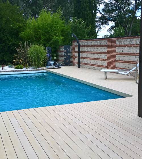 Piscine enterrée et terrasse bois composite autour de l'extension maçonnée - Carquefou - 44470 -